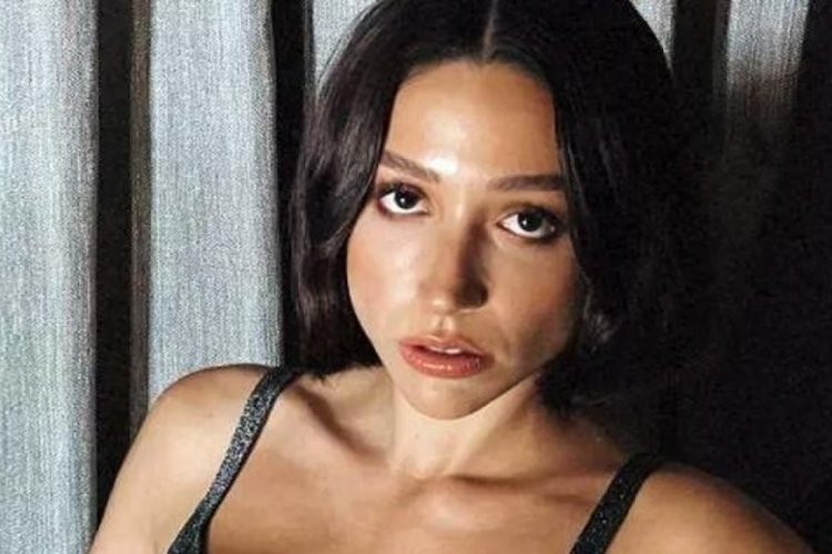 En seksi T&uuml;rk kadını se&ccedil;ilmişti! Yatak odasında s&uuml;per minisiyle poz verdi