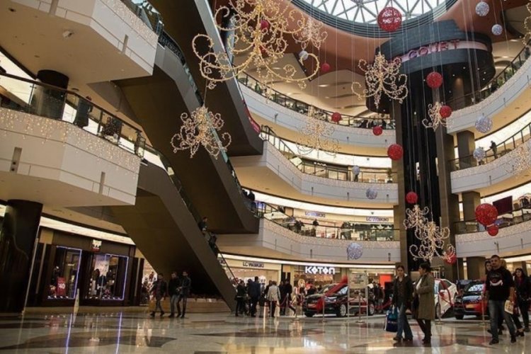 Alışveriş merkezinde g&uuml;venlik g&ouml;revlileri ile gen&ccedil;ler arasında tekme tokat kavga