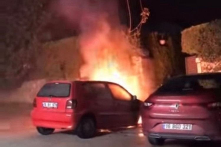 Bursa'da park halindeki bir ara&ccedil; alev alev yandı