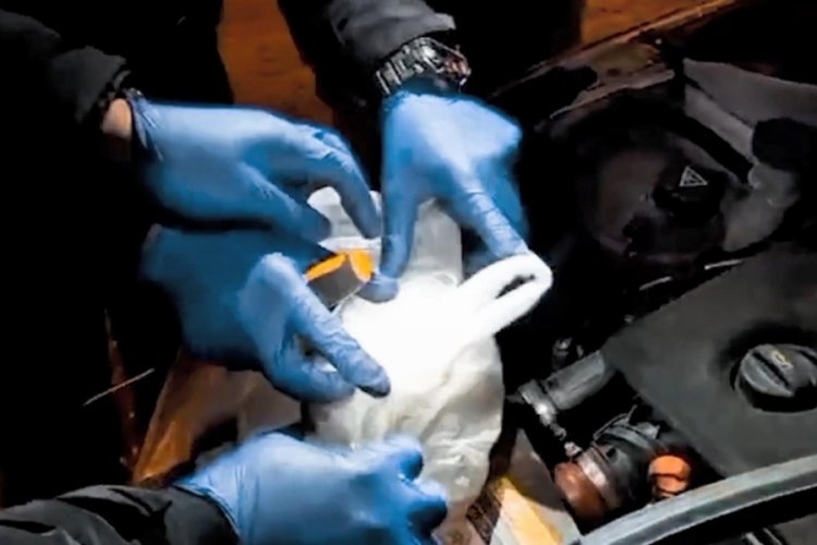 Otomobilin motor kısmında uyuşturucu ele ge&ccedil;irildi: 2 g&ouml;zaltı