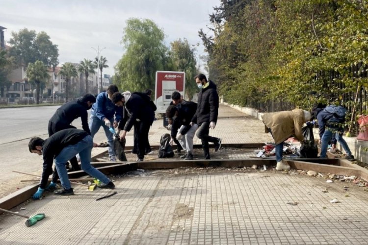 Şam'da g&ouml;n&uuml;ll&uuml; gen&ccedil;ler sokakları temizliyor!