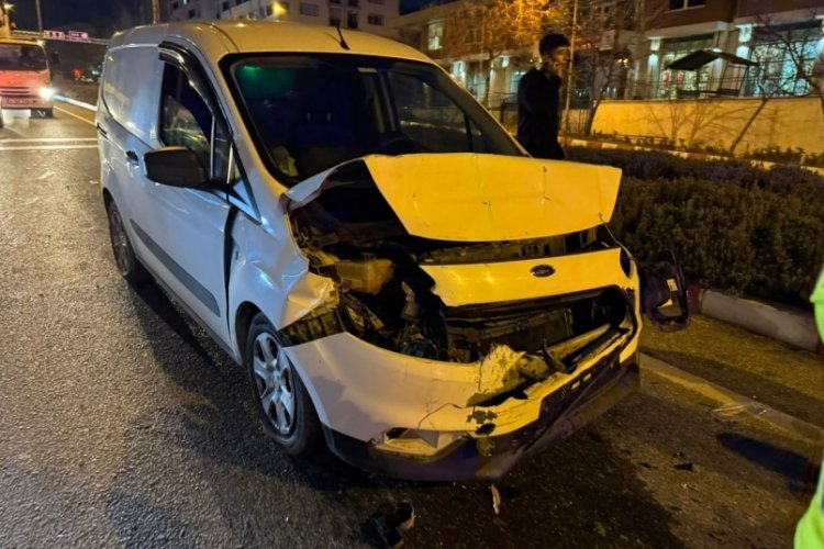Bilecik'te otomobille &ccedil;arpışan hafif ticari aracın s&uuml;r&uuml;c&uuml;s&uuml; yaralandı