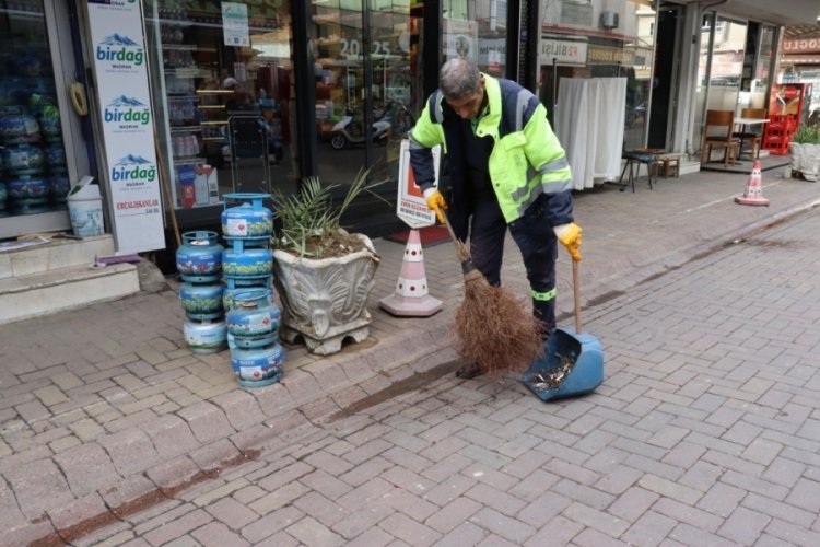 Bir saatte 3 binden fazla izmarit toplandı