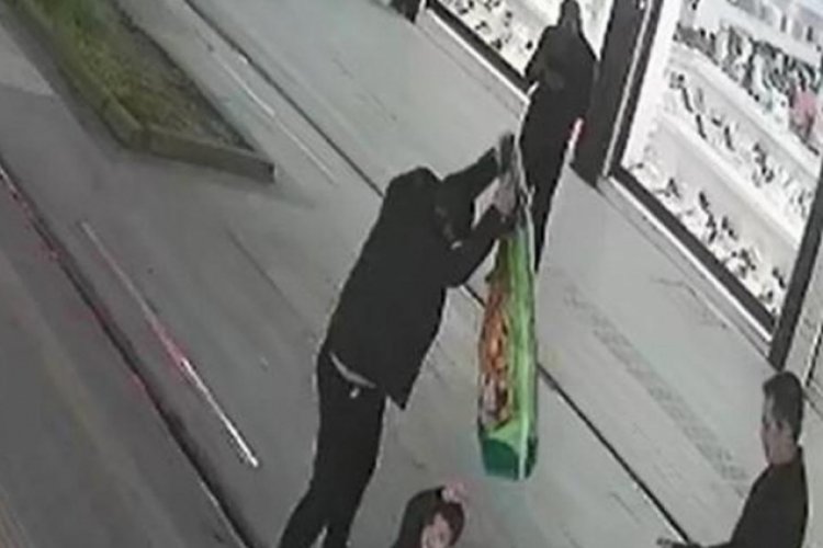 &Ccedil;uval i&ccedil;inde boğulmak &uuml;zere olan &ccedil;ocuk son anda kurtarıldı