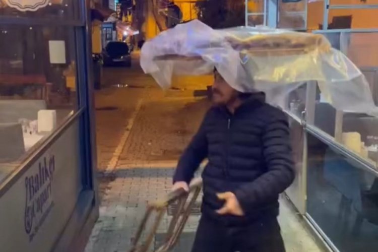 Bursa'da m&uuml;ziğin sesini duyunca başında taşıdığı simitlerle dans etti