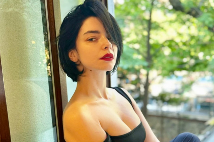 Merve Boluğur'dan olay pozlar!