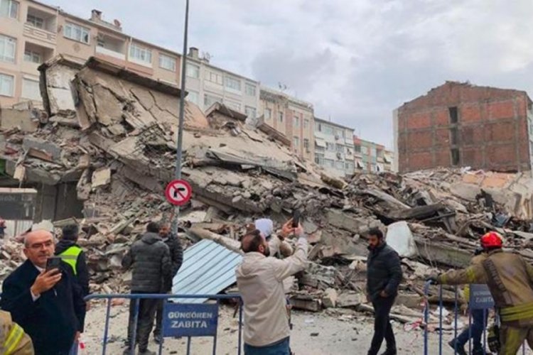 İstanbul G&uuml;ng&ouml;ren'de bina &ccedil;&ouml;kt&uuml;!