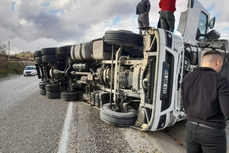 Tır kaygan yolun kurbanı oldu!