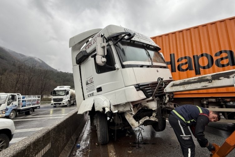 Tır makasladı, her iki y&ouml;n trafiğe kapandı!