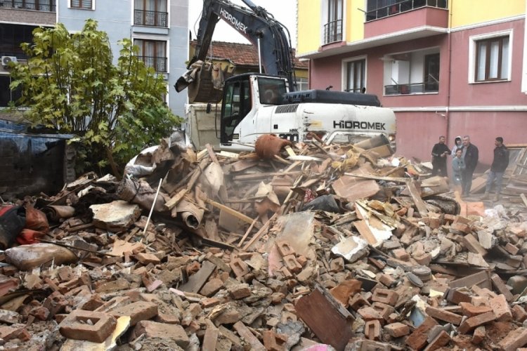 Bursa Gemlik Belediyesi'nden metruk bina temizliği