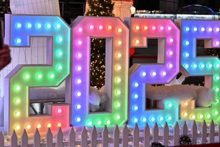 Dünya, havai fişek ve ışık gösterileriyle yeni yıla giriyor