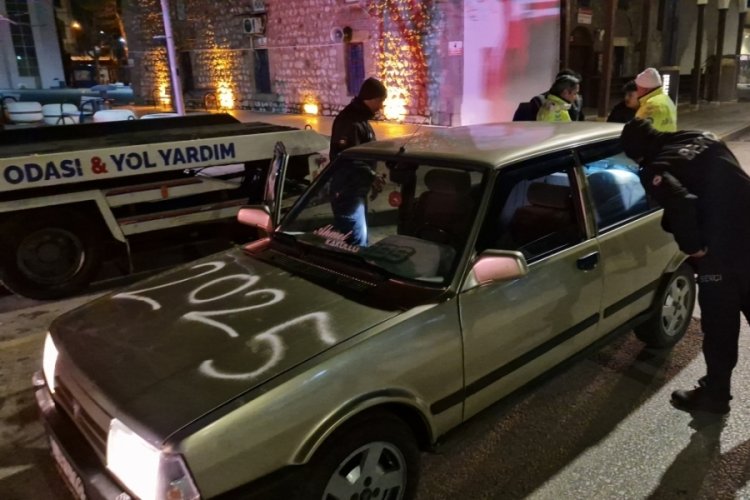 Yeni yılın ilk dakikasında üzerinde "2025" yazan otomobili ile ceza yedi