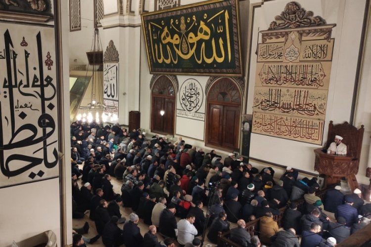 Yılın ilk sabah namazında binlerce vatandaş Ulucami'ye akın etti