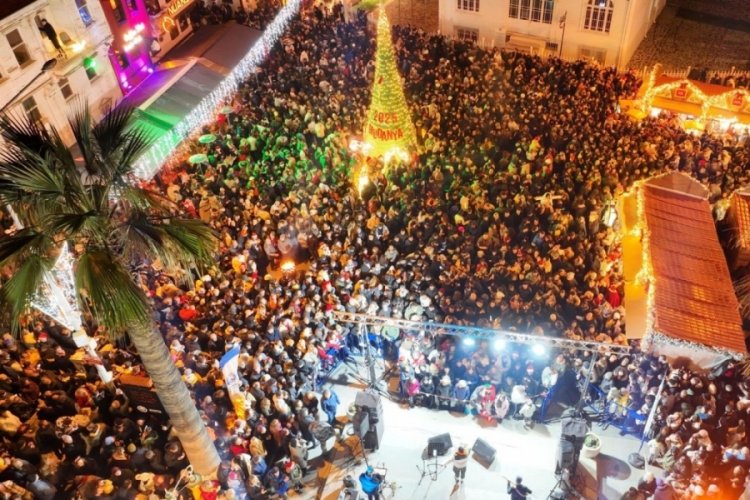 Bursa Mudanya Mütareke Meydanı'nda yeni yıl coşkusu
