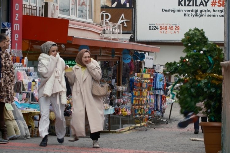 Bursa'da hareketli yılbaşı ağacı hem korkuttu, hem gülümsetti