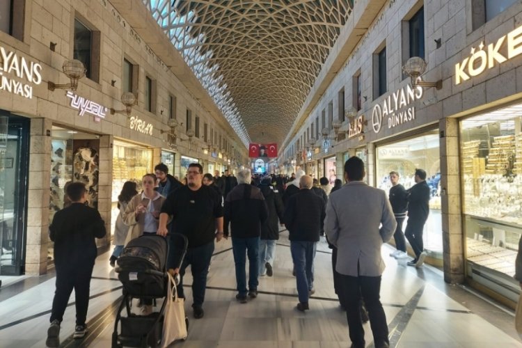 Bursa'da yılın ilk günü çarşı hareketlendi!