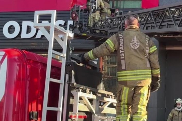 İstanbul'da mobilya mağazasında yangın: 1 kişi hastaneye kaldırıldı