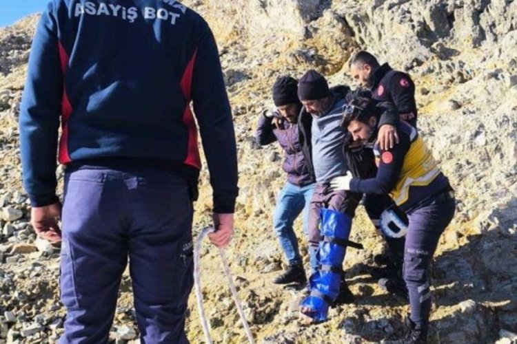 Balık tutmak isterken kayalıklardan düşüp yaralandı