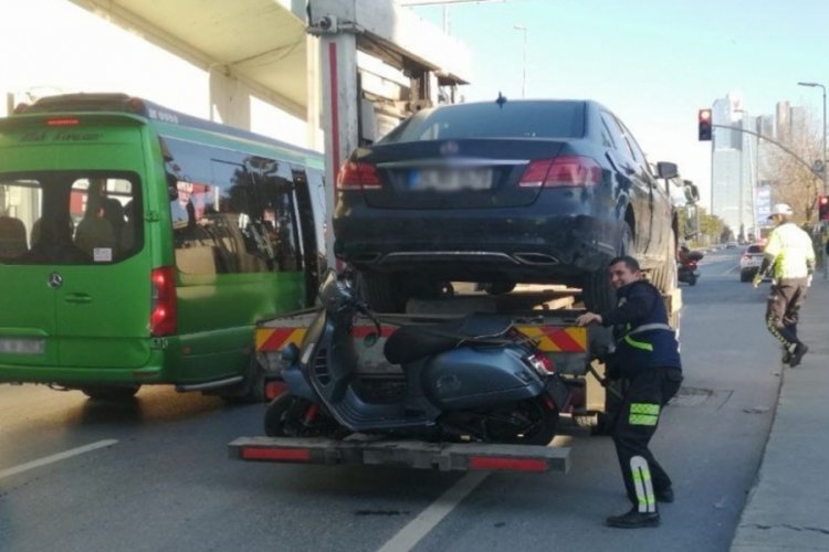Otomobilin altında kalan motosikletli ağır yaralandı
