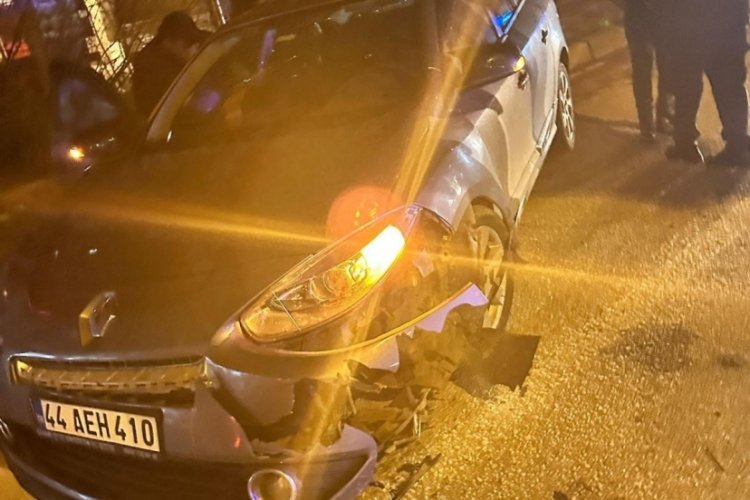 Bursa'da kontrolden çıkan otomobil beton duvara çarptı!