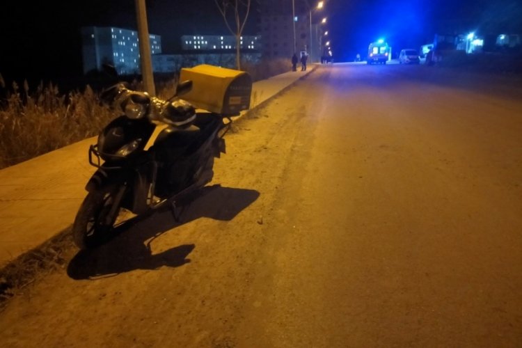 Direksiyon hakimiyetini kaybeden motokurye kaza yaptı
