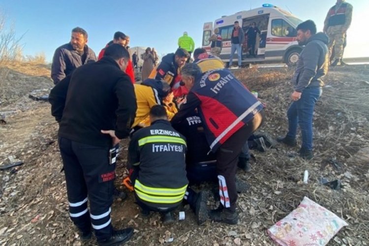 Erzincan'da otomobil şarampole devrildi: 4 yaralı