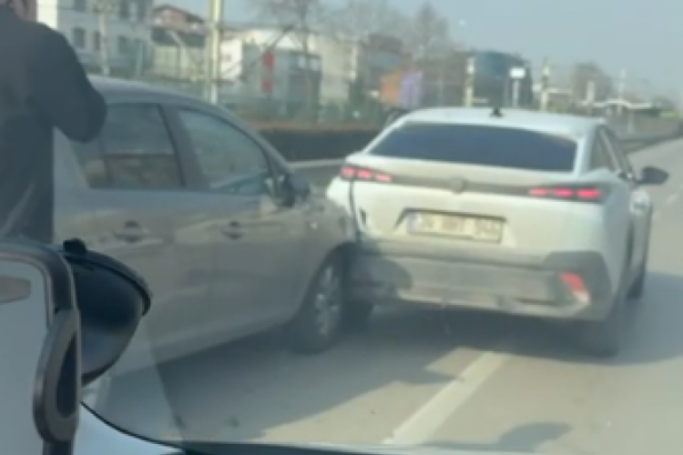 Bursa'da seyir halindeki 3 otomobil zincirleme kazayı karıştı