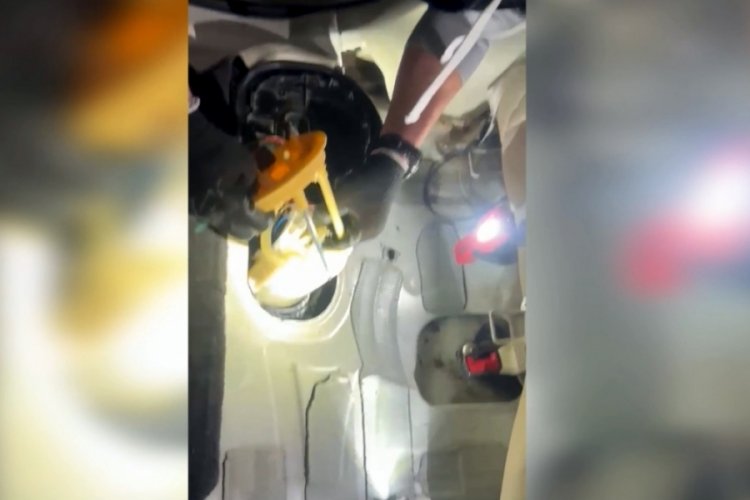 Otomobilin yakıt deposundan 3 kilo uyuşturucu çıktı