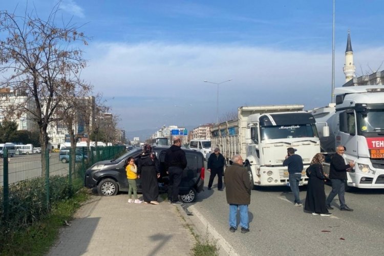 Bursa'da korkutan kaza! Savrulan araç kaldırıma çıktı