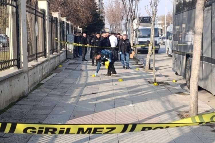 Birbirlerine bıçak ve silahla saldıran dolmuş şoförlerinin yardım bekledikleri anlar kamerada