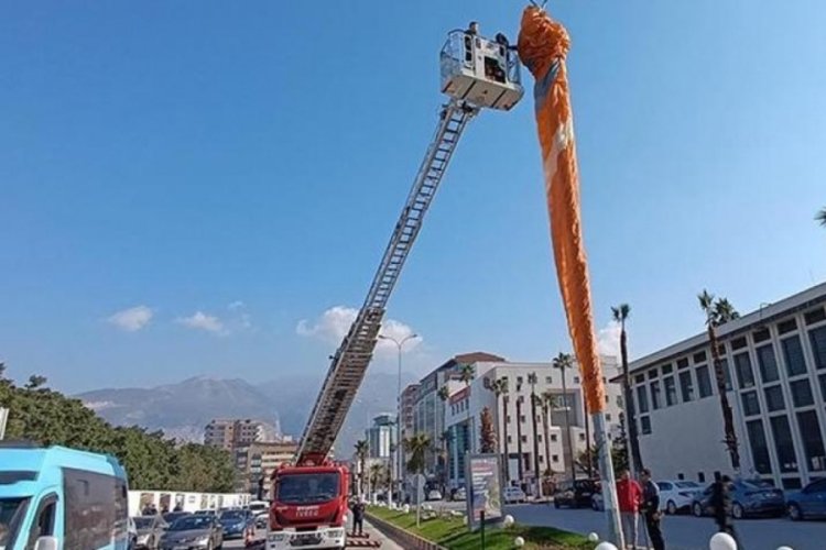 Hatay'da korku dolu dakikalar! Yamaç paraşütçüleri aydınlatma direğinde asılı kaldı