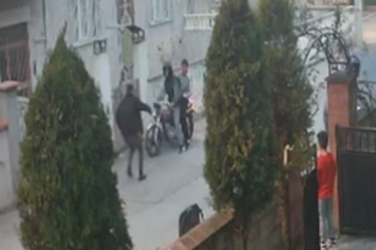 Bursa'da kızların yanından geçerken ateş açan magandayı çöp atmak için evinden çıkan jandarma yakaladı