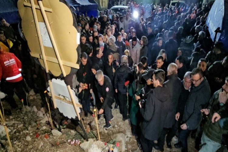 Adana'da depremde ölenler, 96 kişiye mezar olan Alpargün Apartmanı'nda anıldı