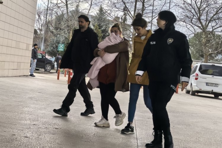 Bursa'da kucağında bebekle hırsızlık yaparken yakalandı!