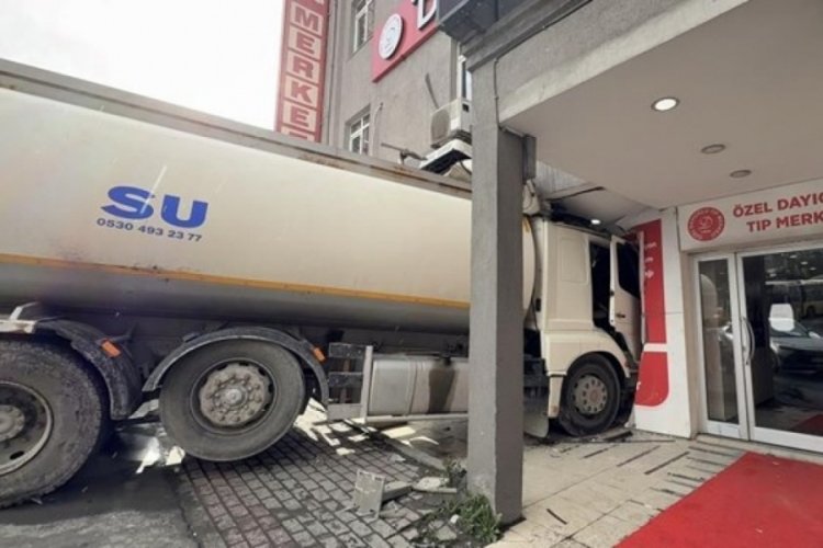 İstanbul'da su tankeri, tıp merkezine girdi