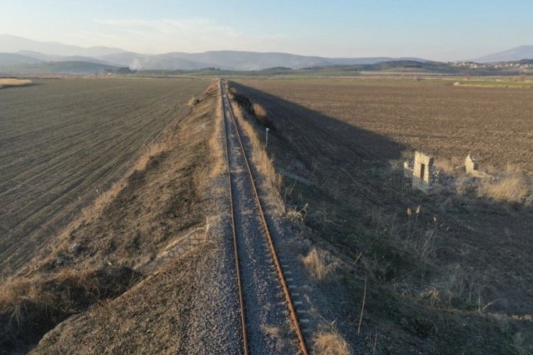 Depremde 'S' şeklini alan raylar onarıldı