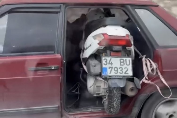 Bursa'da kapısız araçta motosiklet taşıdı, gören dönüp bir daha baktı