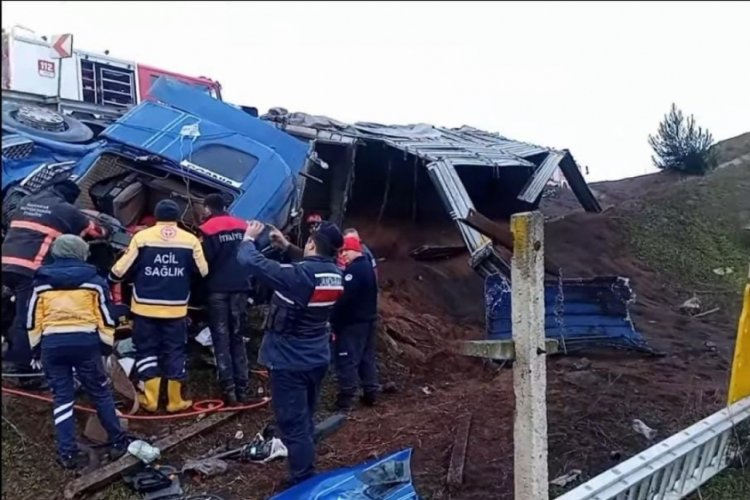 Bursa'da kontrolden çıkan kum yüklü tır devrildi: Sürücü kabin içinde sıkıştı