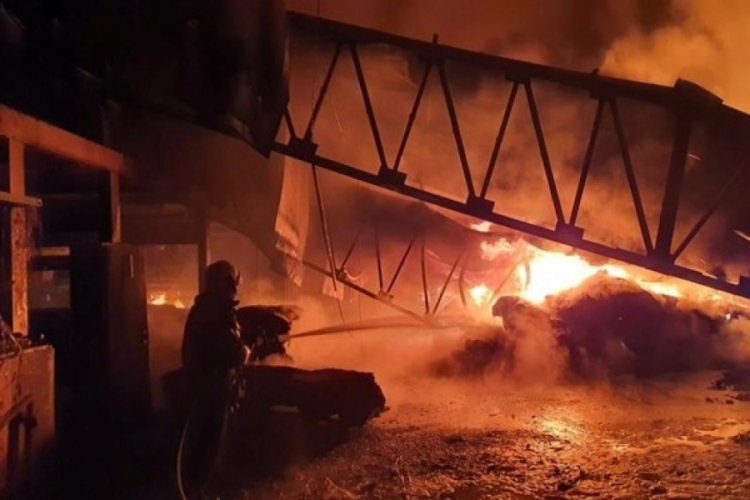Manisa'da halı fabrikası alev alev yandı