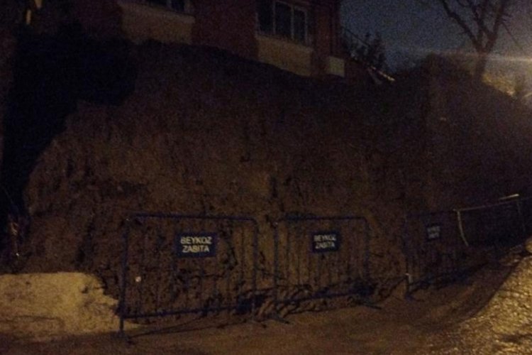 İstinat duvarı çöktü, 2 katlı bina tedbir amaçlı boşaltıldı