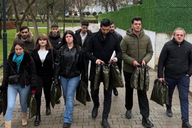 Bursa Orhangazi'de CHP'li gençlerden "Sıcacık Eller, Mutlu Yüzler" kampanyası 