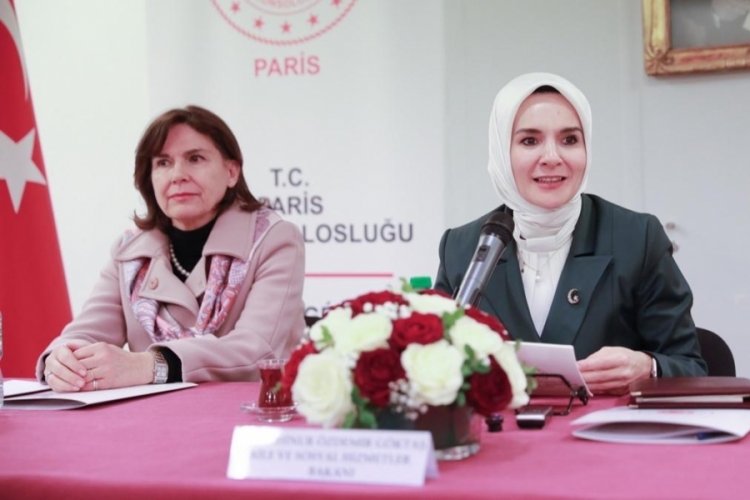 Bakan Göktaş, Fransa'daki Türk vatandaşlarıyla buluştu