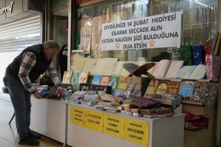 Esnaftan sevgililer gününe esprili öneri: Seccade