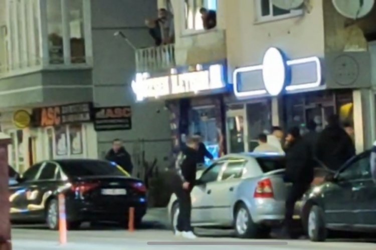 Yumrukların havada uçuştuğu kavgada silah sesleri yükseldi