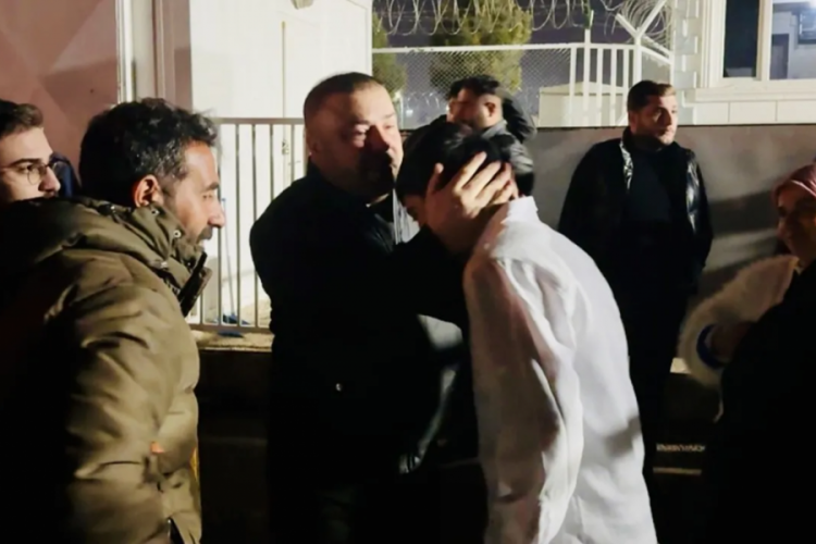 Ağlayarak cezaevinden çıktılar! Narin Güran davasında tahliye edilenler böyle karşılandı