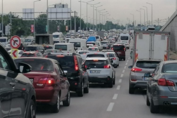 Bursa trafiğinde ilginç görüntü! Gören hemen telefona sarıldı... 