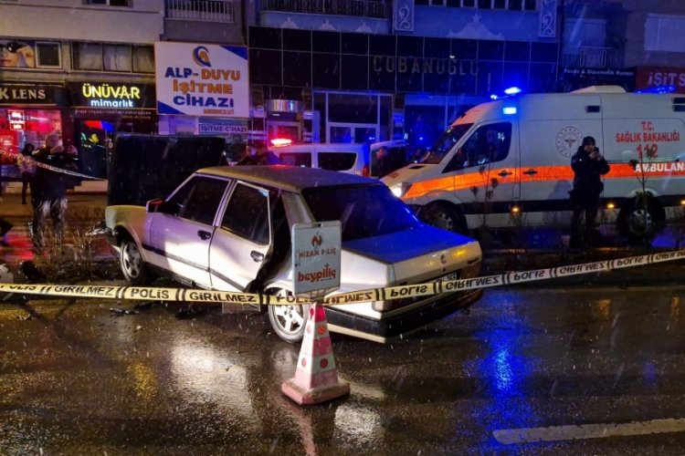 Kaza yapan alkoll&uuml; s&uuml;r&uuml;c&uuml;, bindirildiği ekip otosunda silahla kendini vurdu