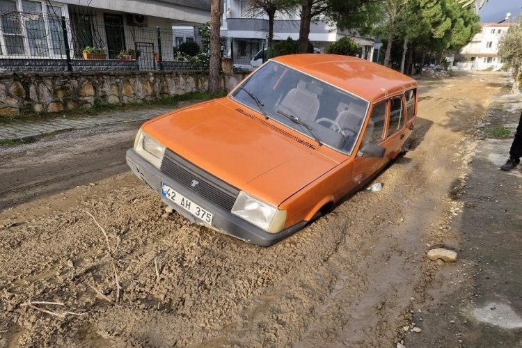 Otomobil çamura gömüldü