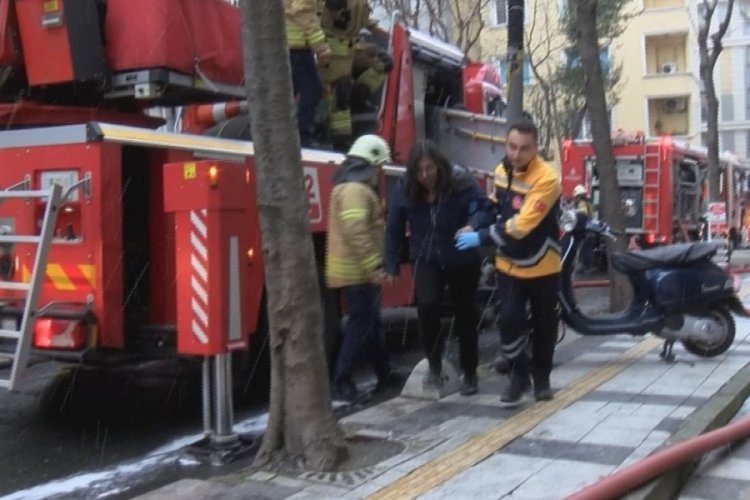 İstanbul Şişli'de 5 katlı binada yangın: Çatıda mahsur kalan 8 kişi kurtarıldı