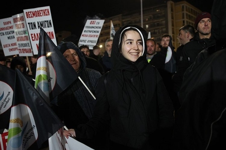 Yunanistan'da çiftçiler traktörleriyle caddelere çıktı